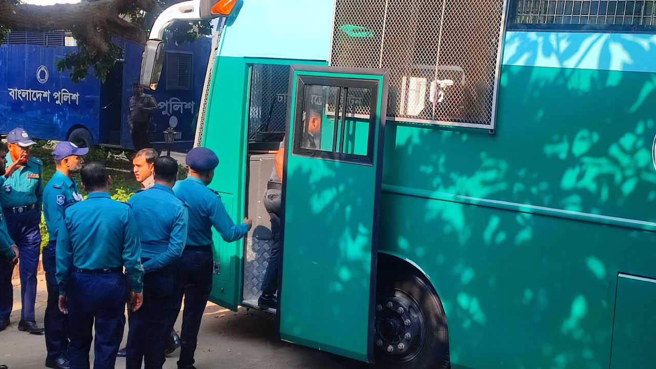 ট্রাইব্যুনালে হাজির দুই সেনা কর্মকর্তা