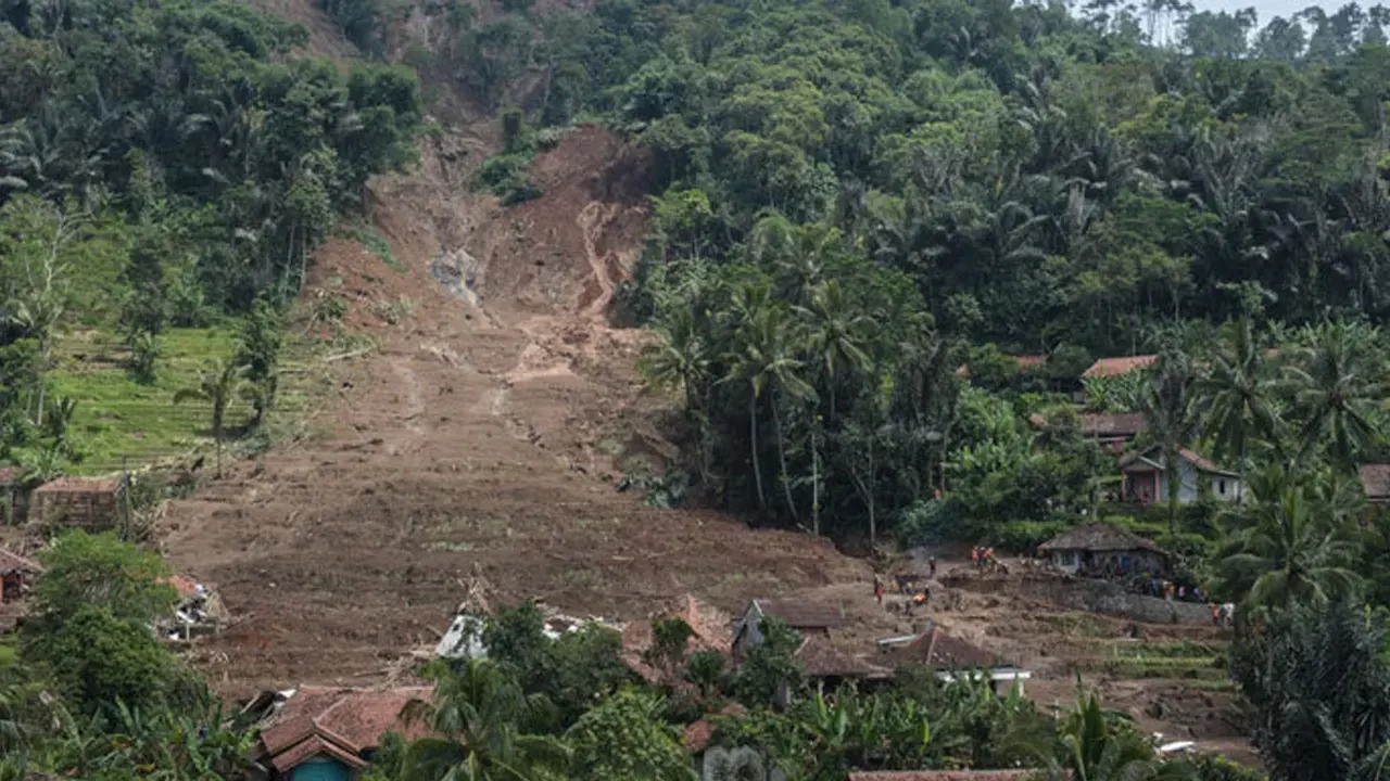 ইন্দোনেশিয়ায় ভূমিধসে ৬ জনের মৃত্যু, নিখোঁজ ১৭