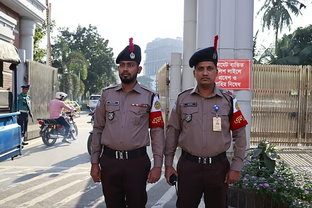 নতুন পোশাকে নেমেছে পুলিশ