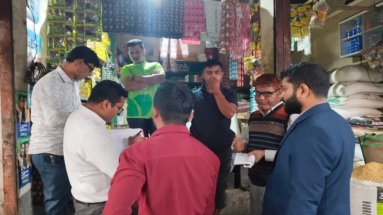 শেরপুরে নিষিদ্ধ পলিথিন জব্দে অভিযান: ২ প্রতিষ্ঠানকে জরিমানা