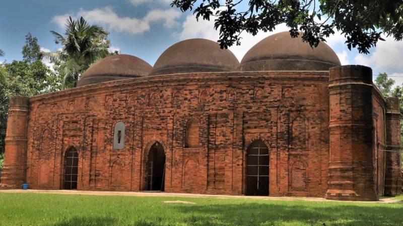 সাড়ে চার শ বছরের এক দৃষ্টিনন্দন মসজিদ