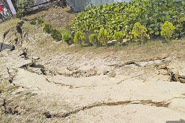 উৎপত্তিস্থল মাধবদীতে এপাশ-ওপাশ দুলছিল উঁচু ভবনগুলো, মাটিতে ফাটল