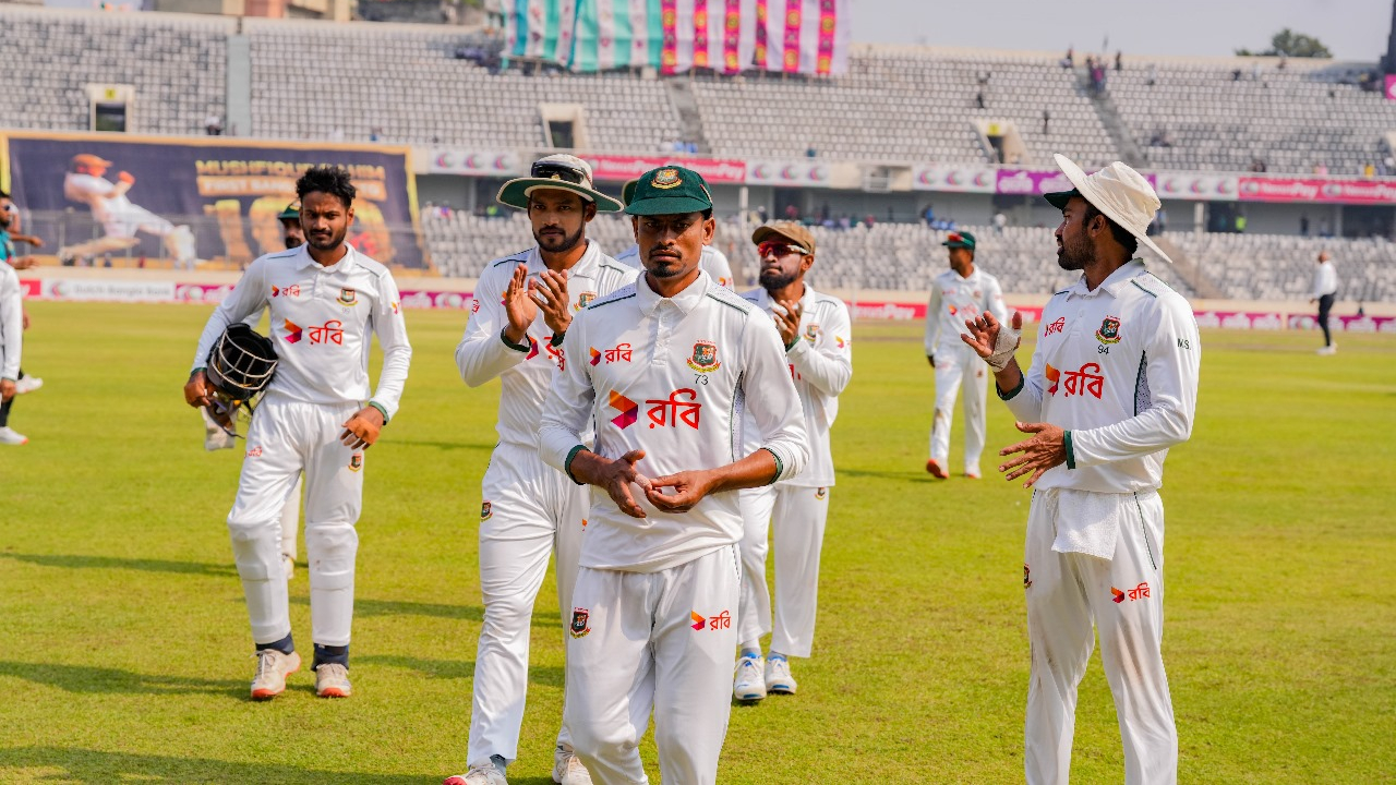 মুশফিকের শততম টেস্টে হেসে-খেলে জিতল বাংলাদেশ