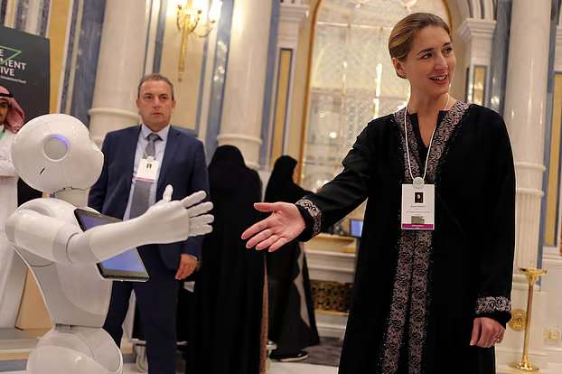 সৌদি আরব বিদেশি কর্মীদের আকর্ষণে বেতনে বাড়তি সুবিধা কমাচ্ছে