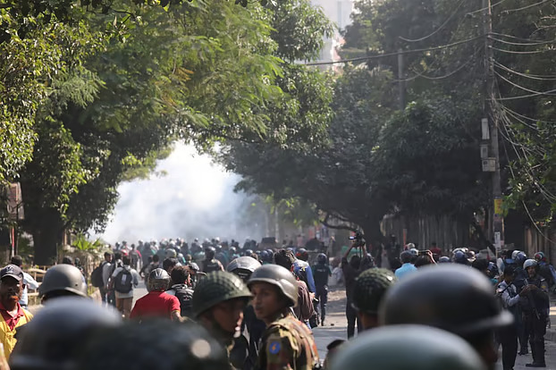 এক্সকাভেটর নিয়ে ধানমন্ডি ৩২ নম্বরে যাওয়া বিক্ষোভকারীদের ছত্রভঙ্গ