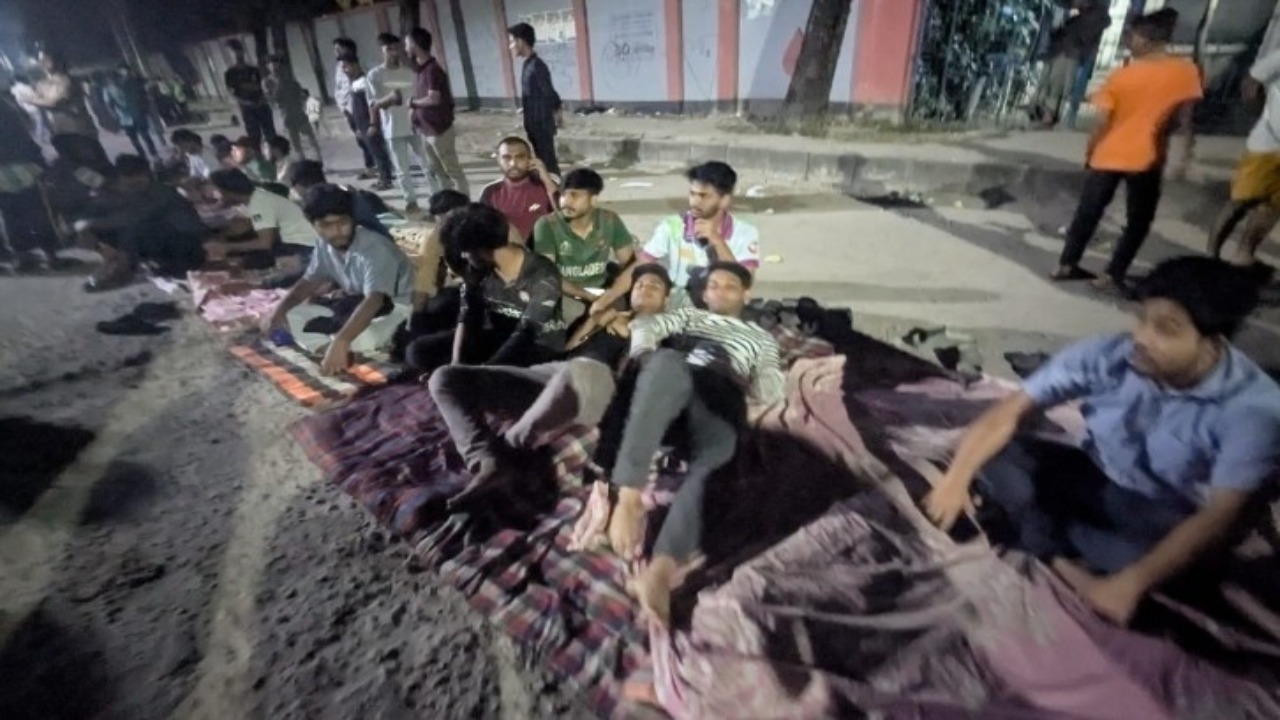 'ফাঁটল ধরা' ছাত্রাবাস ছেড়ে সড়কে রাত কাটছে শিক্ষার্থীদের