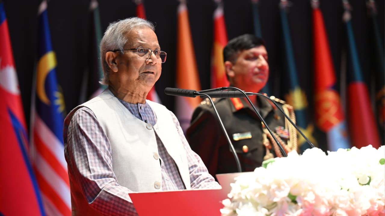 নির্বাচনে সশস্ত্র বাহিনীকে ঐতিহাসিক ভূমিকা পালন করতে হবে: প্রধান উপদেষ্টা