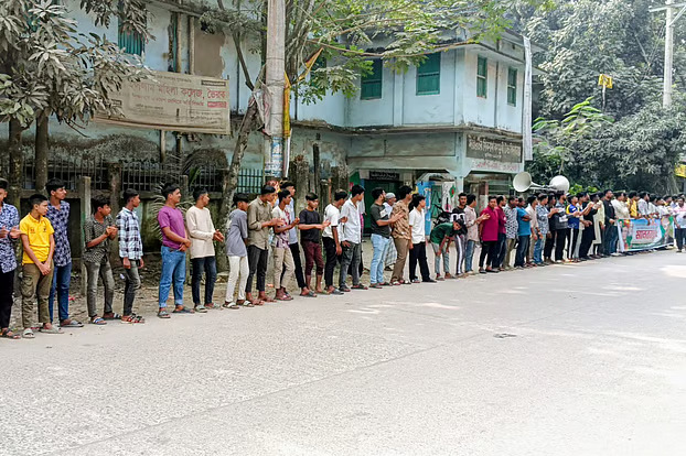 কিশোরগঞ্জ-৫ আসনে বিএনপির প্রার্থী চেয়ে দীর্ঘ মানববন্ধন