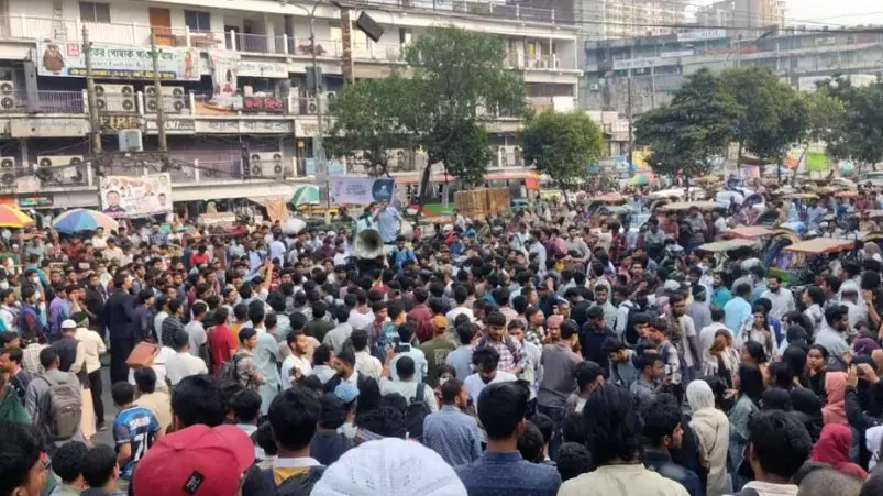 ঢাকা কলেজের সামনে সড়ক অবরোধ, তীব্র যানজট